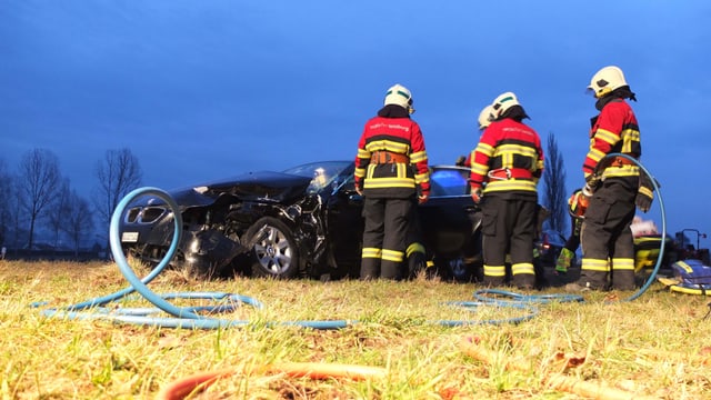 Das Auto des Unfallverursachers wurde durch die Wucht des Aufpralls in eine Wiese geschleudert. Das Auto des Unfallverursachers wurde durch die Wucht des Aufpralls in eine Wiese geschleudert.