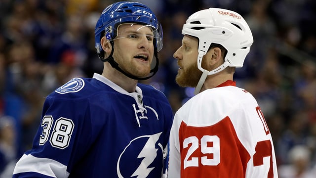 Tanner Richard (links) geht bei seinem NHL-Debüt gleich einmal auf Tuchfühlung mit Steve Ott (14 NHL-Saisons). Tanner Richard (links) geht bei seinem NHL-Debüt gleich einmal auf Tuchfühlung mit Steve Ott (14 NHL-Saisons).