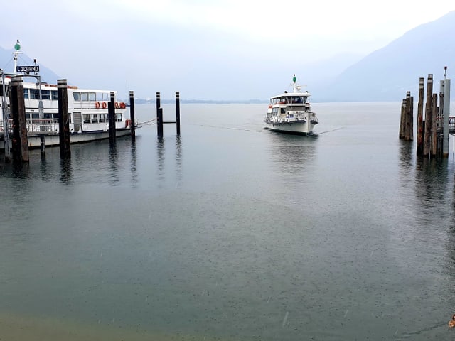 Ein schiff fährt in Richtung Anlegesteeg, der Himmel zeigt sich trüb.