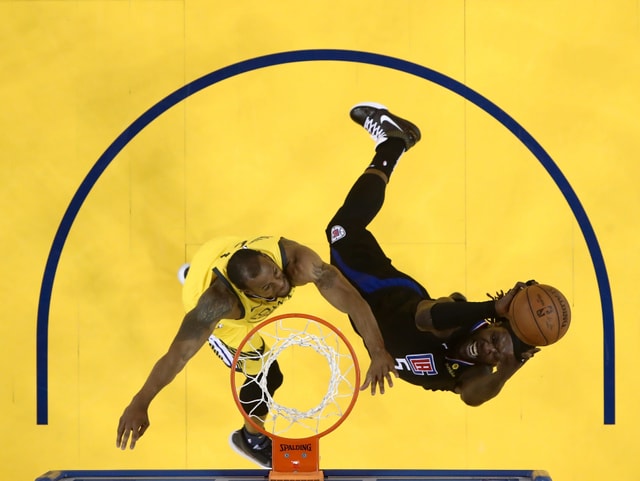 Montrezl Harrell von den Clippers setzt sich gegen Andre Iguodala durch. Montrezl Harrell von den Clippers setzt sich gegen Andre Iguodala durch.