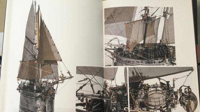 Bilder aus einem Buch, zu sehen ist das Modell eines Segelschiffs, aus altem Metall gefertigt. Bilder aus einem Buch, zu sehen ist das Modell eines Segelschiffs, aus altem Metall gefertigt.
