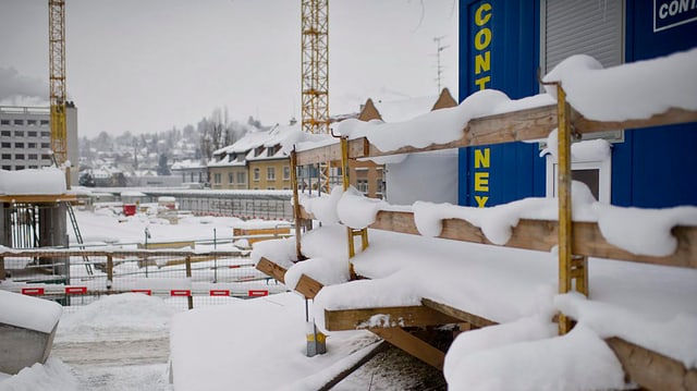 Stillgelegte Baustelle im Winter. Stillgelegte Baustelle im Winter.