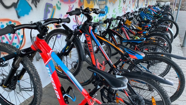 Ein voller Veloständer beim Schulhaus Ehrendingen. Ein voller Veloständer beim Schulhaus Ehrendingen.