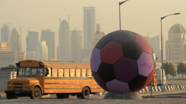 Überdimensionierter Fussball vor der Skyline von Doha