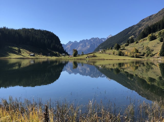 Blick über die blaue Wasseroberfläche zu den Urner Bergen.