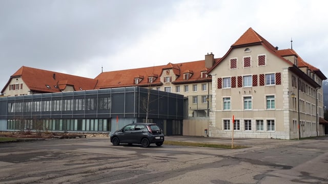 Das Gebäude von aussen. Das Gebäude von aussen.