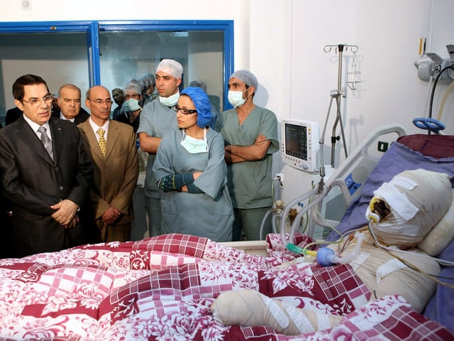 Der Tunesische Präsident Zine el-Abdnie Ben Ali besucht den Gemüsehändler Mohamed Bouazizi im Spital nachdem dieser sich anzündete Der Tunesische Präsident Zine el-Abdnie Ben Ali besucht den Gemüsehändler Mohamed Bouazizi im Spital nachdem dieser sich anzündete