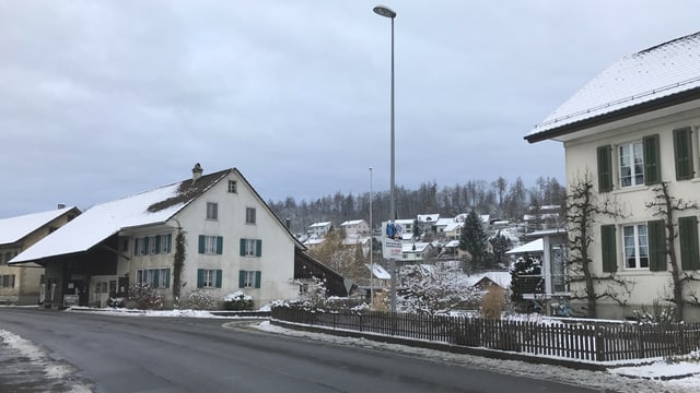 Blick auf die leere Dorfstrasse mit einigen Bauernhäusern Blick auf die leere Dorfstrasse mit einigen Bauernhäusern