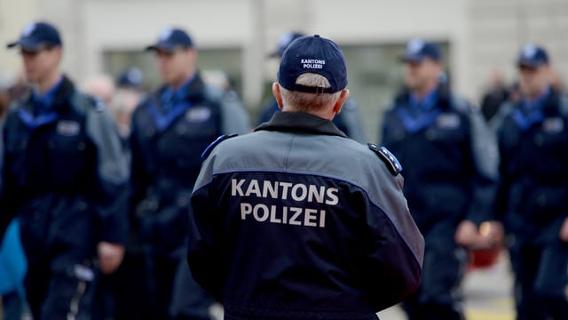Aargauer Polizisten in Uniform Aargauer Polizisten in Uniform