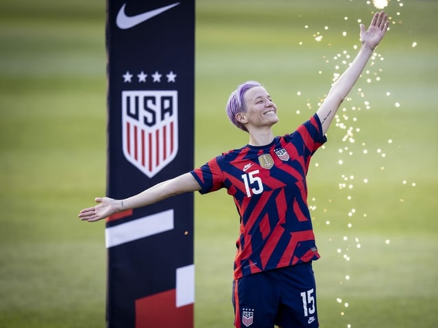 Megan Rapinoe winkt den Fans zu