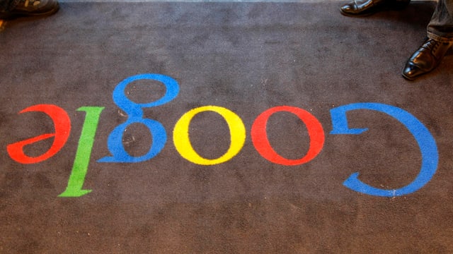 Ein Teppich mit eingeknüpften Buchstaben «Google» in verschiedenen Farben. Ein Teppich mit eingeknüpften Buchstaben «Google» in verschiedenen Farben.