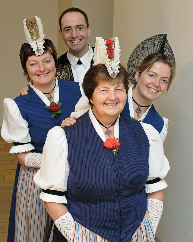 Gruppenbild mit drei Jodlerinnen und einem Jodler. Gruppenbild mit drei Jodlerinnen und einem Jodler.