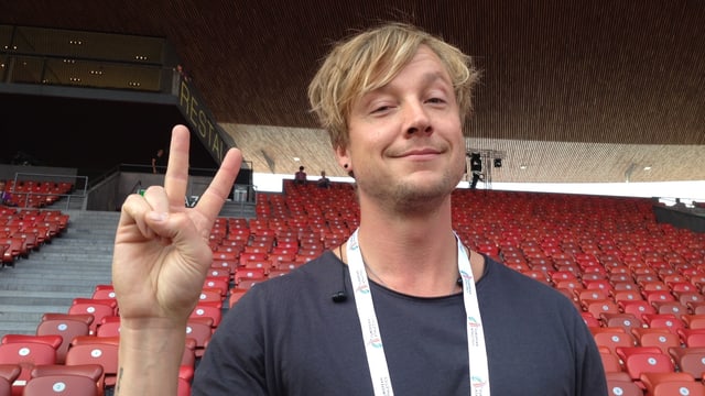 Samu von Sunrise Avenue zeigt das Victoriy-Zeichen