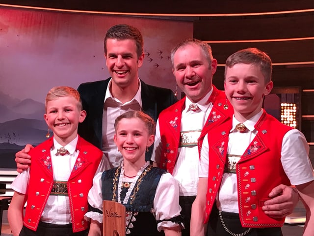 Ein Moderator und eine junge Volksmusikformation. Ein Moderator und eine junge Volksmusikformation.