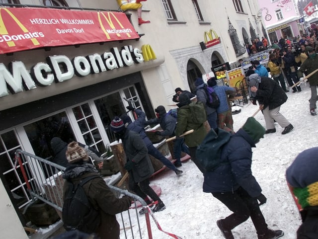 Demonstranten zerschlagen im Jahr 2000 die Scheiben einer McDonald's-Filiale in Davos.