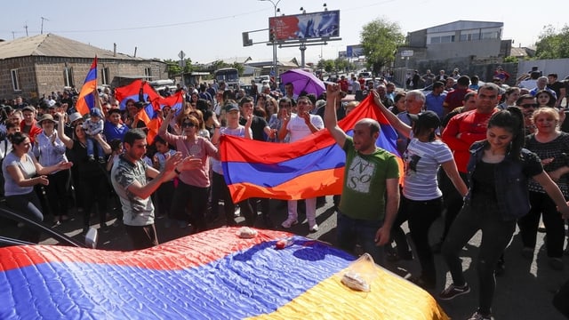 Demonstrierende mit Armenien-Fahne in Eriwan. Demonstrierende mit Armenien-Fahne in Eriwan.