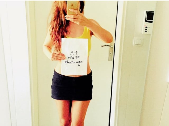 Mädchen macht Spiegelselfie