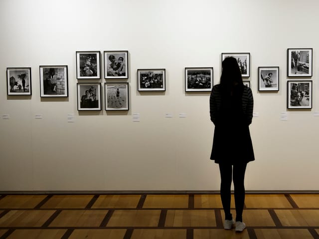 Eine Besucherin blickt auf Bischofs Fotografien aus den Anden. Eine Besucherin blickt auf Bischofs Fotografien aus den Anden.