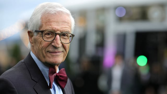 Älterer Herr mit Fliege Älterer Herr mit Fliege