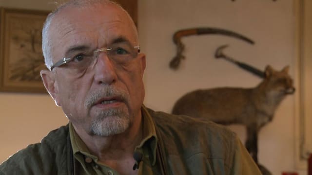 Martin Bühlmann vor einem ausgestopften Fuchs in seiner Wohnung. Martin Bühlmann vor einem ausgestopften Fuchs in seiner Wohnung.