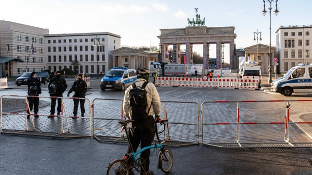 Die Umgebung rund um das Brandenburger Tor ist weiträumig abgesperrt. Es findet dort an Silvester eine Fernsehshow ohne Publikum Stadt. Die Umgebung rund um das Brandenburger Tor ist weiträumig abgesperrt. Es findet dort an Silvester eine Fernsehshow ohne Publikum Stadt.