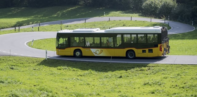 Ein Postauto in einer Haarnadelkurve. Ein Postauto in einer Haarnadelkurve.