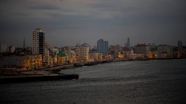 Die Uferpromenade Malecón in Havannas Altstadt im Abendlicht Die Uferpromenade Malecón in Havannas Altstadt im Abendlicht