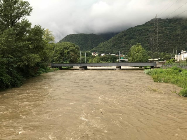 Fluss mit braunem Hochwasser Fluss mit braunem Hochwasser