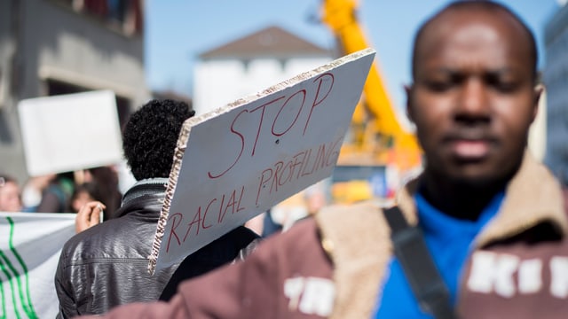 In Zürich protestieren Demonstranten gegen «Racial Profiling». In Zürich protestieren Demonstranten gegen «Racial Profiling».