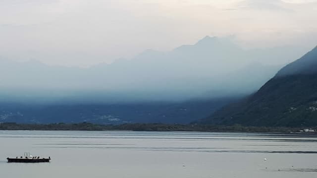 Hochnebelartige Wolken über dem Lago Maggiore Hochnebelartige Wolken über dem Lago Maggiore
