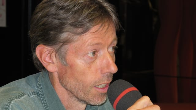Diskussionsteilnehmer Bosshard spricht in ein Mikrofon. Diskussionsteilnehmer Bosshard spricht in ein Mikrofon.