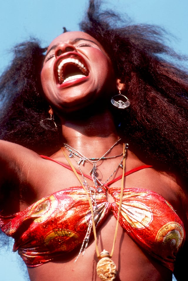 Chaka Khan singt mit freizügigem Oberteil Chaka Khan singt mit freizügigem Oberteil