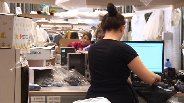 Mitarbeiter beim Packen Mitarbeiter beim Packen