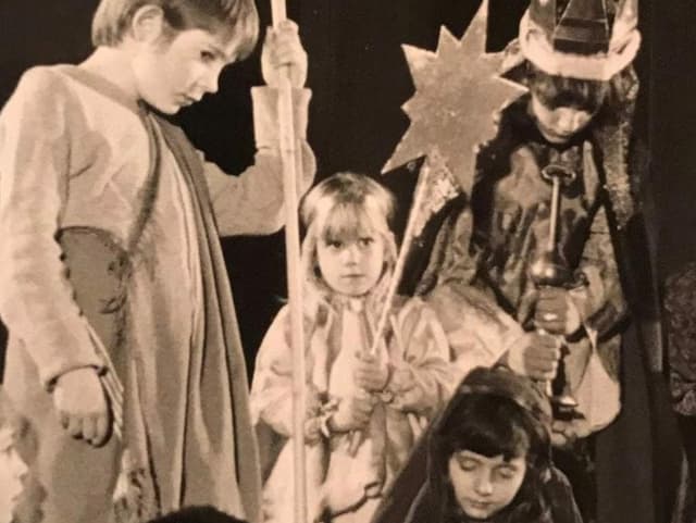 Kinder beim Krippenspiel. Ein blondes Mädchen hält einen Stern am einem Stab. Kinder beim Krippenspiel. Ein blondes Mädchen hält einen Stern am einem Stab.