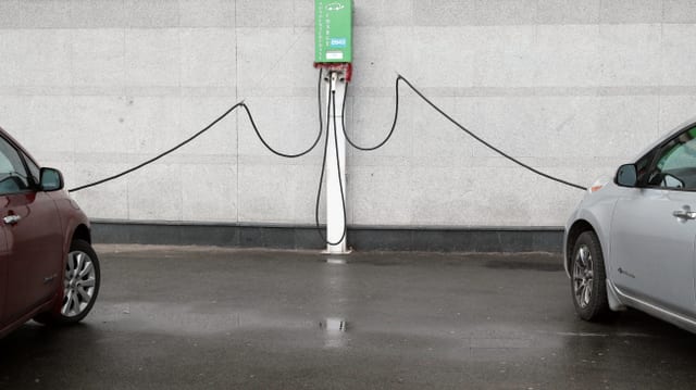 Elektro Autos am Strom. Elektro Autos am Strom.
