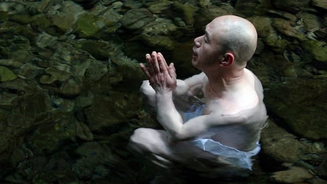 Ein Mönch meditiert im Wasser. Ein Mönch meditiert im Wasser.