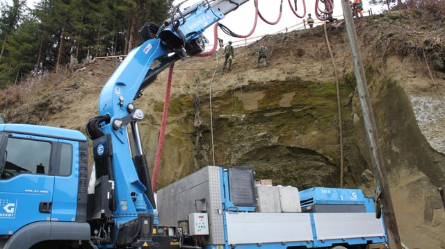 Lastwagen mit grossem Kranen bei der Arbeit. Lastwagen mit grossem Kranen bei der Arbeit.