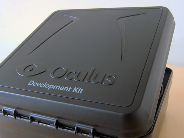 Ein schwarzer Plastikkoffer mit der Aufschrift «Oculus Rift».