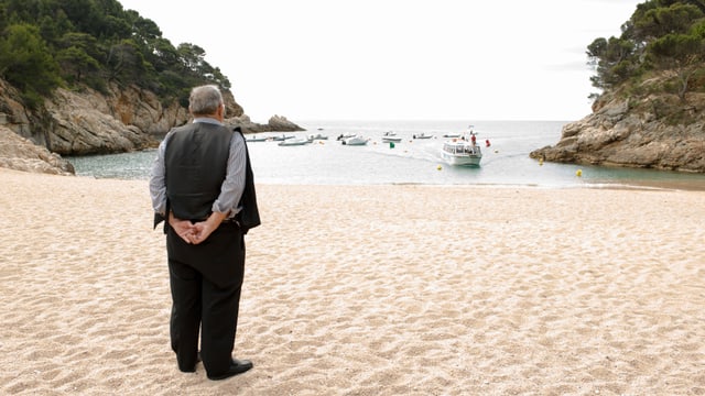 Mathias Gnädinger, wie er an einer Bucht steht und auf das Meer hinaus blickt. Mathias Gnädinger, wie er an einer Bucht steht und auf das Meer hinaus blickt.