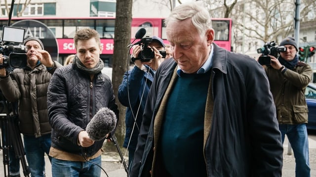 Alexander Gauland in Berlin, dahinter Journalisten Alexander Gauland in Berlin, dahinter Journalisten
