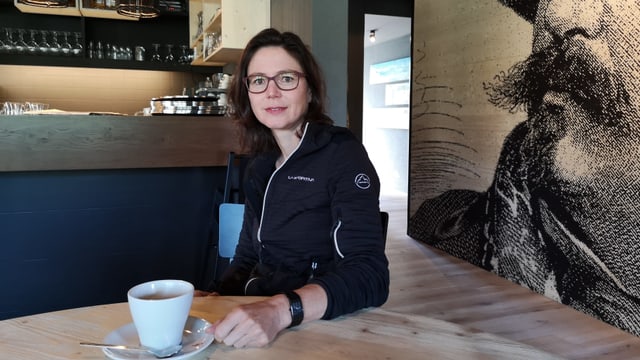 Frau in Restaurant vor Kaffeetasse. Frau in Restaurant vor Kaffeetasse.
