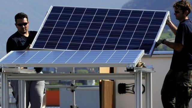 Arbeiter montieren Photovoltaik-Panels Arbeiter montieren Photovoltaik-Panels