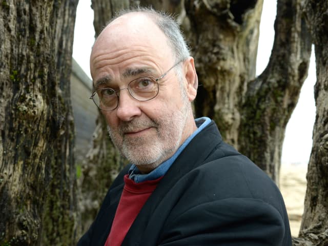 Der Autor James Sallis vor Bäumen. Der Autor James Sallis vor Bäumen.