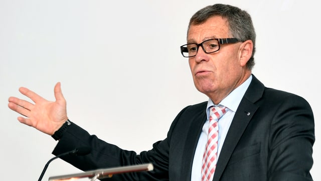 Der Zürcher Finanzdirektor Ernst Stocker, in schwarzem Anzug, weissem Hemd und rot-weiss gemusterter Kravatte hält eine Rede. Der Zürcher Finanzdirektor Ernst Stocker, in schwarzem Anzug, weissem Hemd und rot-weiss gemusterter Kravatte hält eine Rede.