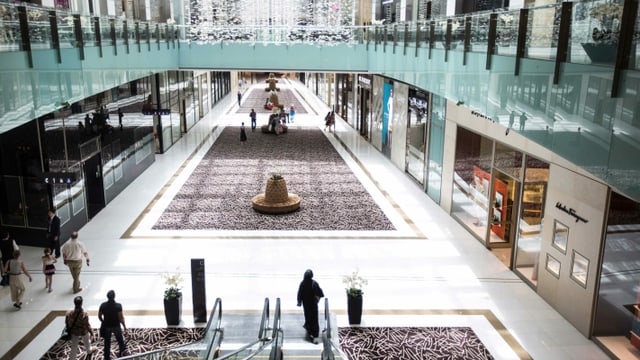 Ein Blick in ein Shoppincenter mit wenigen Besuchern. Ein Blick in ein Shoppincenter mit wenigen Besuchern.