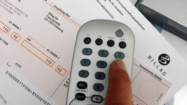 Eine Fernsteuerung für einen Rundfunk-Empfänger, darunter eine Rechnung für Empfangsgebühren. Eine Fernsteuerung für einen Rundfunk-Empfänger, darunter eine Rechnung für Empfangsgebühren.