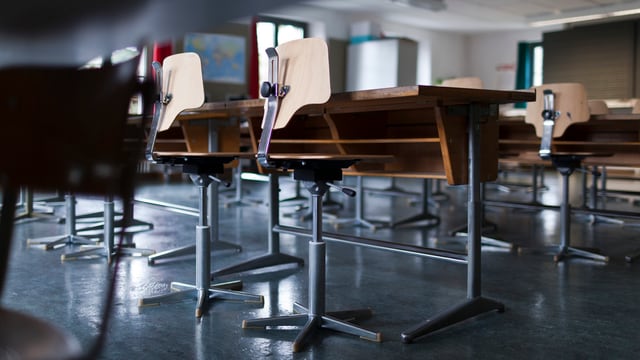 Leeres Schulzimmer mit Pulten und Stühlen. Leeres Schulzimmer mit Pulten und Stühlen.