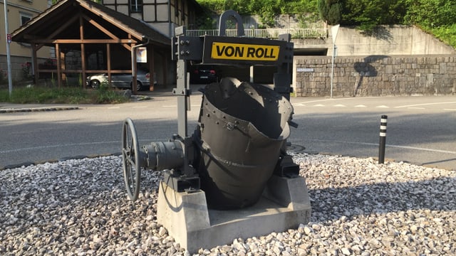 Giesspfanne der Firma von Roll auf einem Strassenkreisel Giesspfanne der Firma von Roll auf einem Strassenkreisel