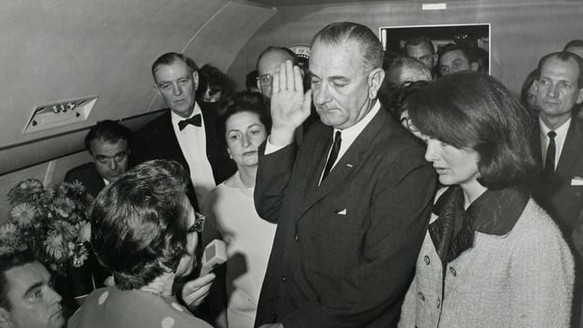 Ganz ohne Glanz und Glamour: Lyndon B. Johnson schwört den Eid nach der Ermordung von John F. Kennedy 1963 in Dallas. Ganz ohne Glanz und Glamour: Lyndon B. Johnson schwört den Eid nach der Ermordung von John F. Kennedy 1963 in Dallas.