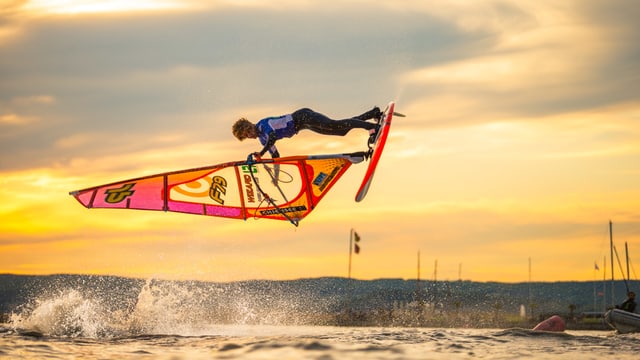 Windsurf Freestyler springt am Silvaplanersee durch die Lüfte. Windsurf Freestyler springt am Silvaplanersee durch die Lüfte.